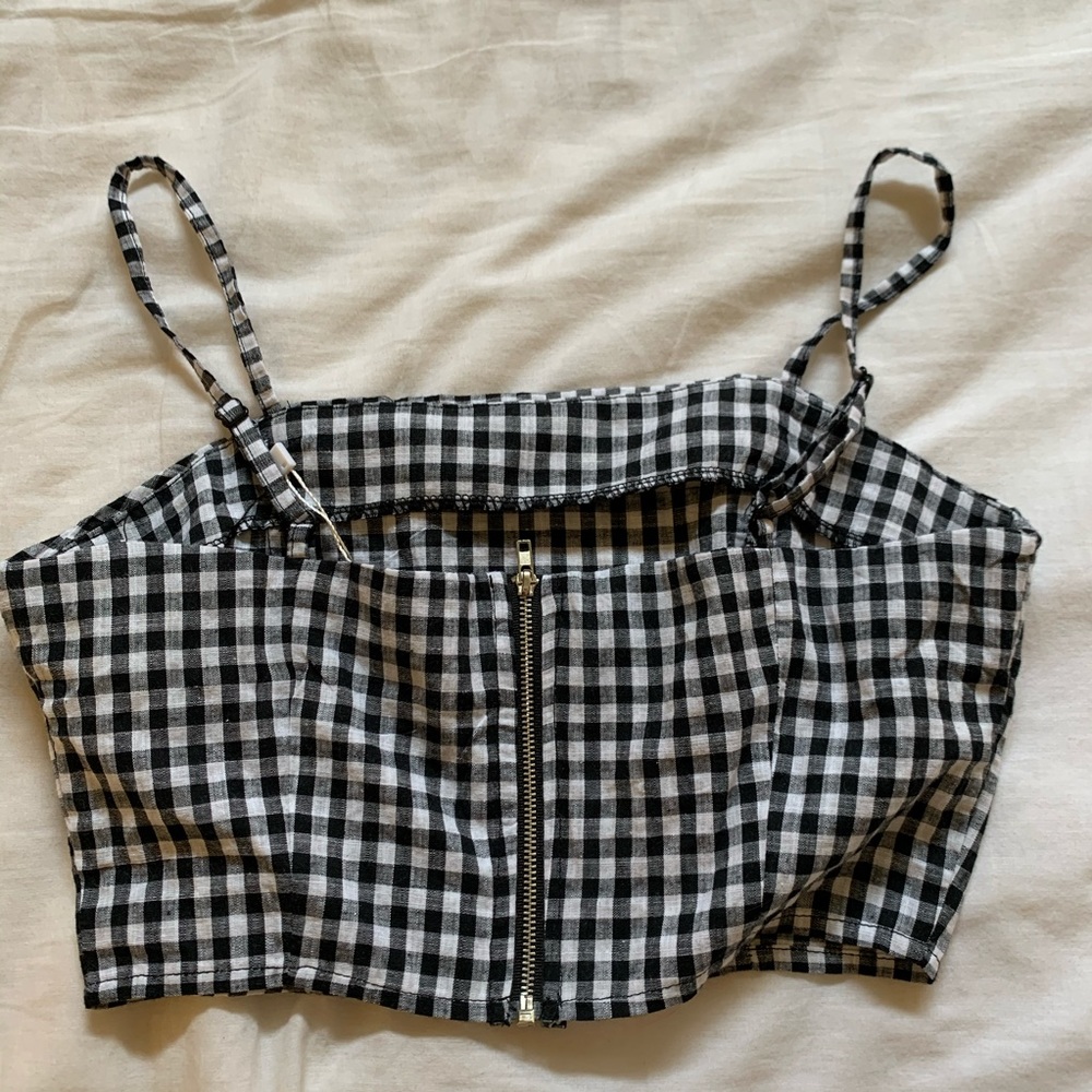 Lioness Crop Top - Picture 2 of 3